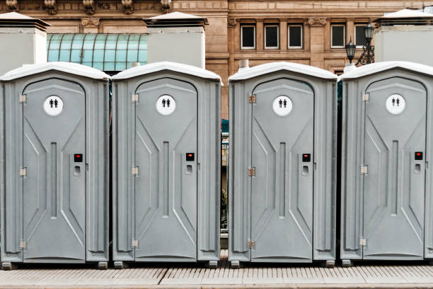 quatro banheiros de plástico portátil, vistos de frente - portable toilet - fotografias e filmes do acervo