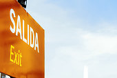 nahaufnahme-von-orange-ausgangsschild-geschrieben-in-spanisch-und-englisch-gegen-himmel.jpg?b=1&s=170x170&k=20&c=Vd3kLsJIwmrSsdyMCjKvaJdae9O1Ws3brfl-2mbfhO4=