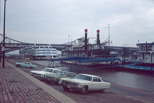St.Louis, Missouri, USA, 1974. On the Missessippi bank in St. Louis. Jetty for paddle steamboats and Mississippi line boats. In the background the Eads Bridge, one of the first St. Louis bridge over the Mississippi.