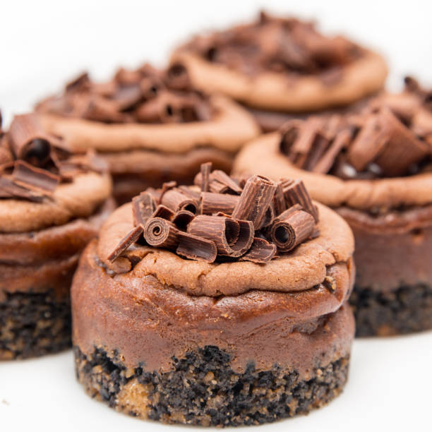 мини шоколадные чизкейки - indulgence chocolate cheesecake small стоковые фото и изображения