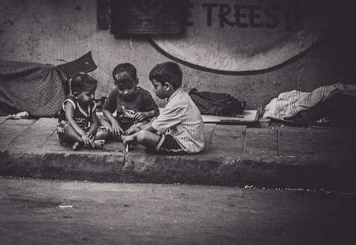 Poor children tend to play with what they have whenever they can to pass the time. Mumbai is among the gems of India, for being an economic haven of its businesses and the home of the Indian film industry. Among the most overpopulated cities in the world, this place also holds among the highest numbers of the poor living in slums or on the streets.