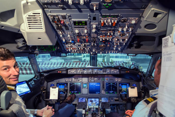 ponte di volo pilota - cockpit airplane autopilot dashboard foto e immagini stock