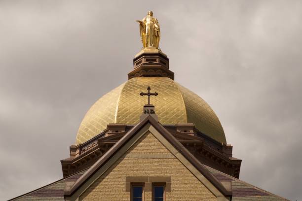 bella notre dame - gold dome foto e immagini stock