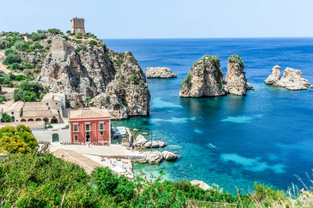 hermosa playa siciliana en scopello, italia - trapani fotografías e imágenes de stock