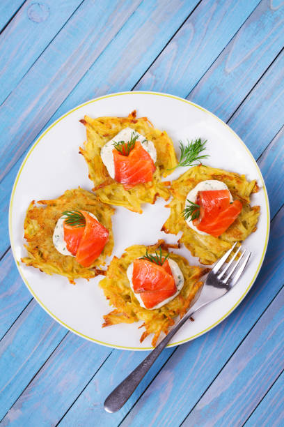 placki ziemniaczane z wędzonym łososiem. placki warzywne z rybami. latkes na talerzu - hash brown gold food vegetable zdjęcia i obrazy z banku zdjęć