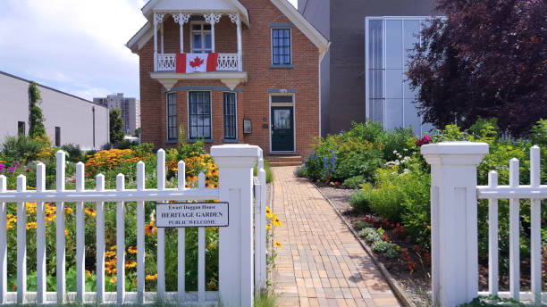 exquisito jardín de patrimonio y alberta medicine hat casa - alberta medicine hat canada day fotografías e imágenes de stock