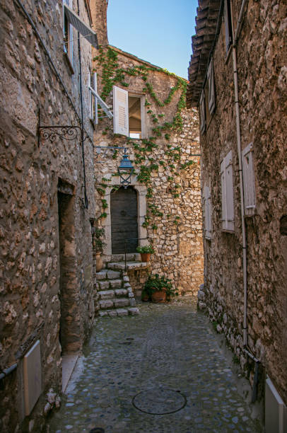 istock Alley view with stone walls, house and plants in Saint-Paul-de-Vence. 826852182