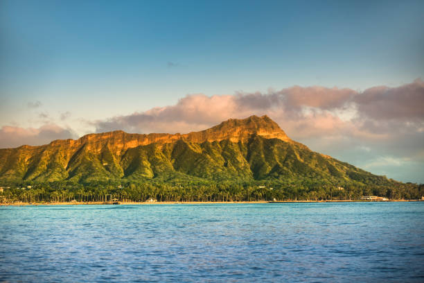 waikiki beach y diamond head crater en honolulu - hawaii islands oahu waikiki diamond head fotografías e imágenes de stock