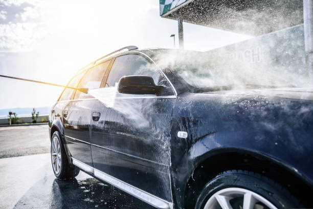auto lavabo ad alta pressione all'aperto - car wash car cleaning washing foto e immagini stock