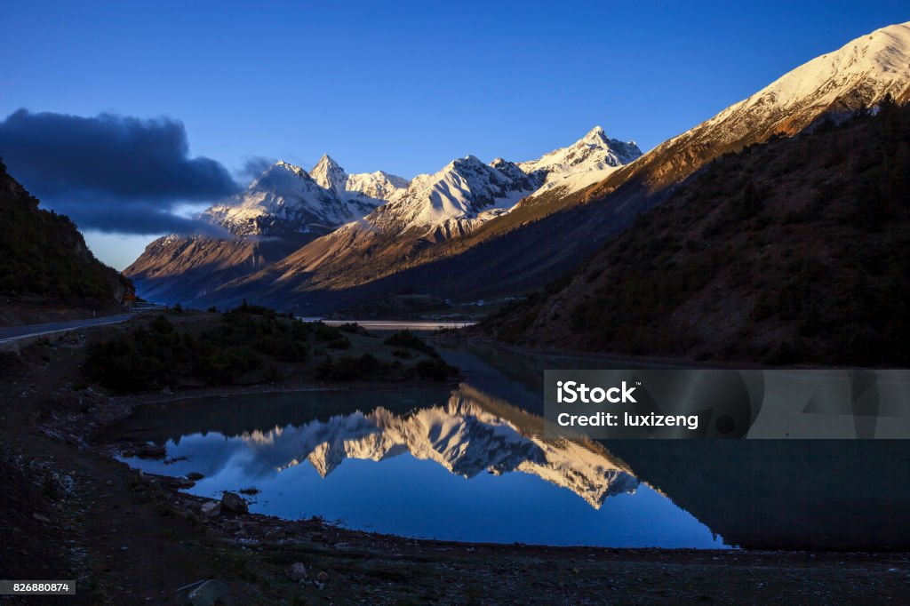 Belle neige plafonné des montagnes et des lacs - Photo de Asie libre de droits