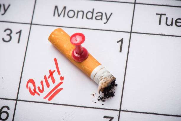 Takvim Üzerinde Sigara Sigara Kavramı Çıkmak Için Zaman Stok Fotoğraflar &  Sigara bırakma'nin Daha Fazla Resimleri - iStock