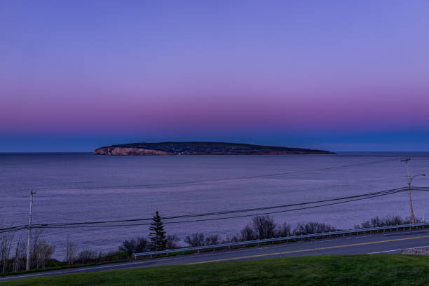 l’île bonaventure au coucher du soleil en gaspésie, québec, canada, région de la gaspésie avec purple twilight - 3503 photos et images de collection