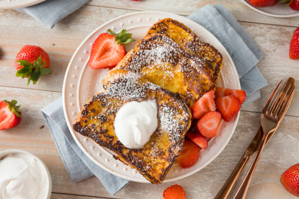 torrija de brioche casero gourmet - french toast breakfast food fruit fotografías e imágenes de stock