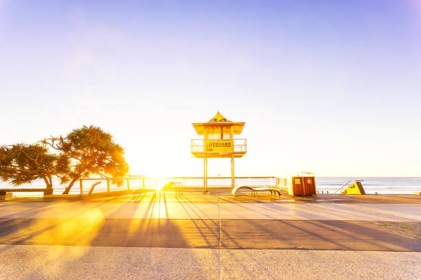 サーファーズ パラダイス ライフガード タワー日の出 - gold coast australia lifeguard sea ストックフォトと画像