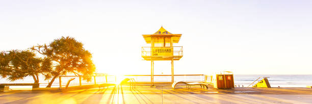 サーファーズ パラダイス ライフガード タワー日の出 - gold coast australia lifeguard sea ストックフォトと画像