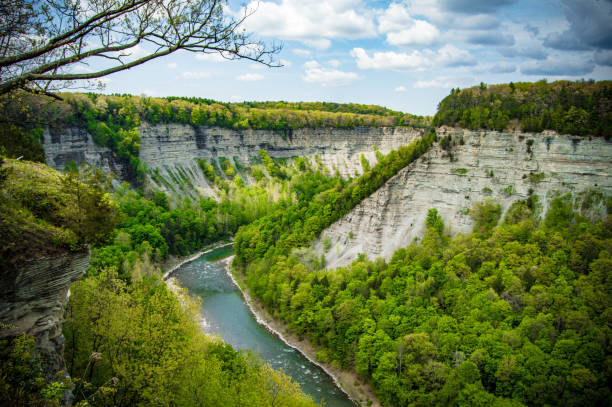 山に囲まれたレッチワース州立公園 genesse 滝 - letchworth state park ストックフォトと画像