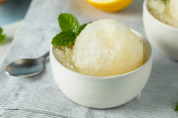 hausgemachte gelbe zitrone italienisches eis - lemon ice cream stock-fotos und bilder