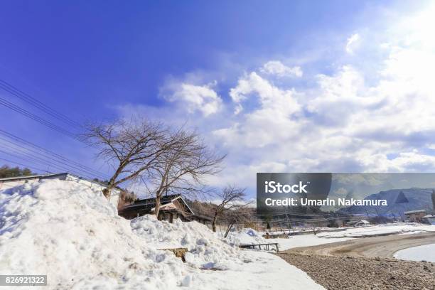 Cordillera Hakuba Y Lago En El Invierno Con Nieve En El Fondo De La Montaña Y El Azul Cielo Y Las Nubes En Hakuba Nagano Japón Foto de stock y más banco de imágenes de Actividad