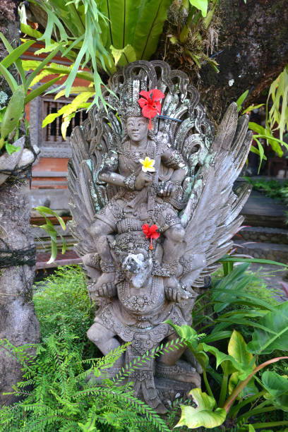 발리 사원에서 전통적인 발리 하나님 동상 - bali sculpture balinese culture human face 뉴스 사진 이미지