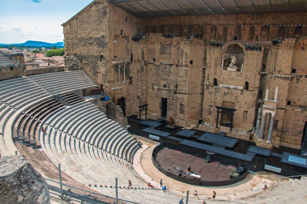 vue du théâtre antique d’orange avec le ciel bleu et ensoleillé. - sky city urban scene blue photos et images de collection