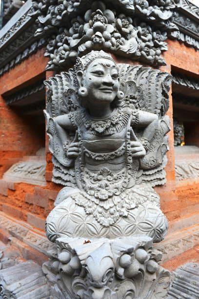 발리 사원에서 전통적인 발리 하나님 동상 - bali sculpture balinese culture human face 뉴스 사진 이미지
