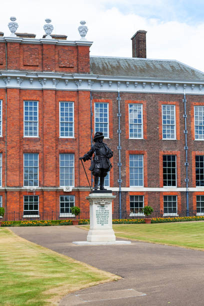 statua di guglielmo iii di fronte a kensington palace a kensington gardens, londra, regno unito - kensington gardens foto e immagini stock