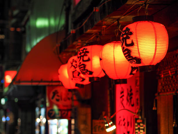 красные фонари в киото ночью - традиционная восточная культура стоковые фото и изображения