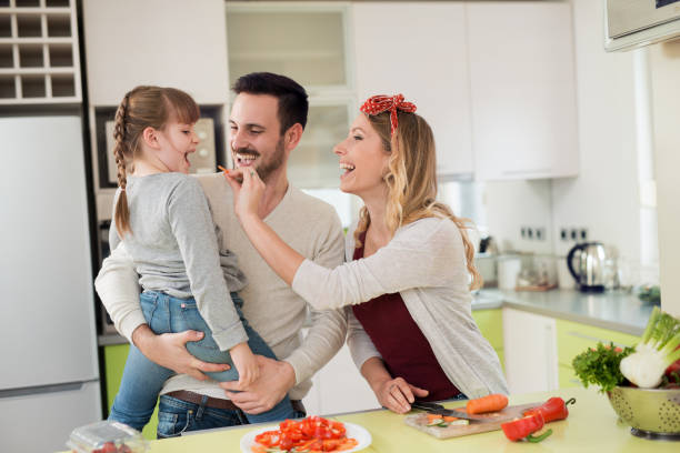 family in kitchen - family mother domestic life food imagens e fotografias de stock