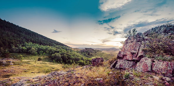 石の間で草原の山コクシェタウとカザフスタンの草原草のパノラマ まぶしいのストックフォトや画像を多数ご用意 まぶしい, アルタイ山脈