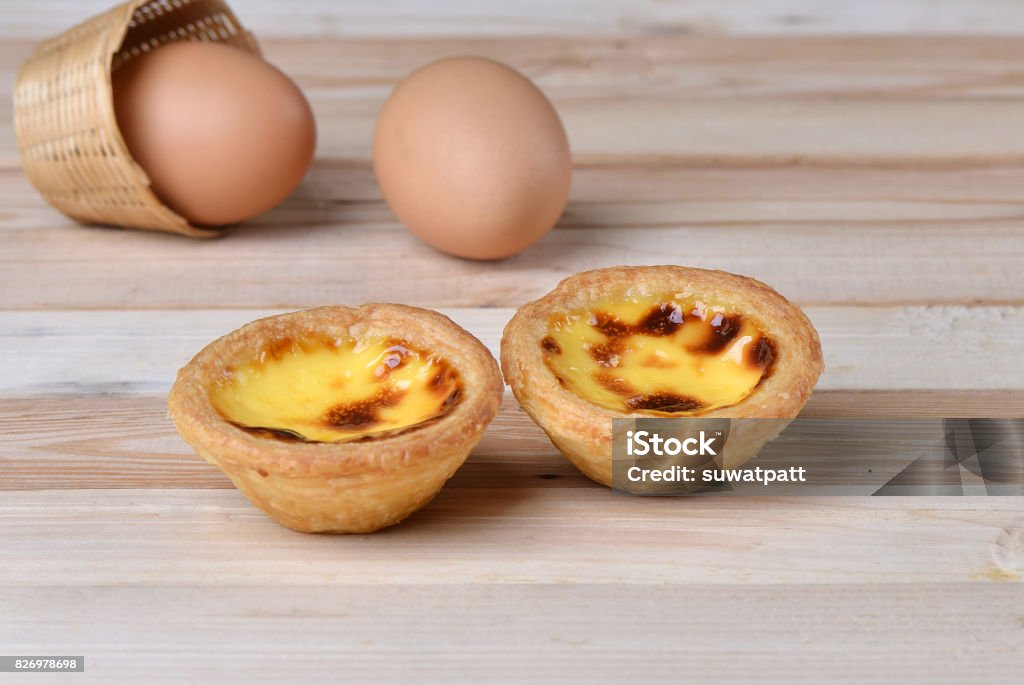 Telur tart di lantai kayu. - Bebas Royalti Buatan rumah - Kondisi Foto Stok Telur tart di lantai kayu. - Bebas Royalti Buatan rumah - Kondisi Foto Stok