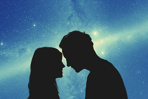 Siluetas de una pareja de jóvenes bajo el cielo estrellado. Mis trabajos de Astronomía. photo