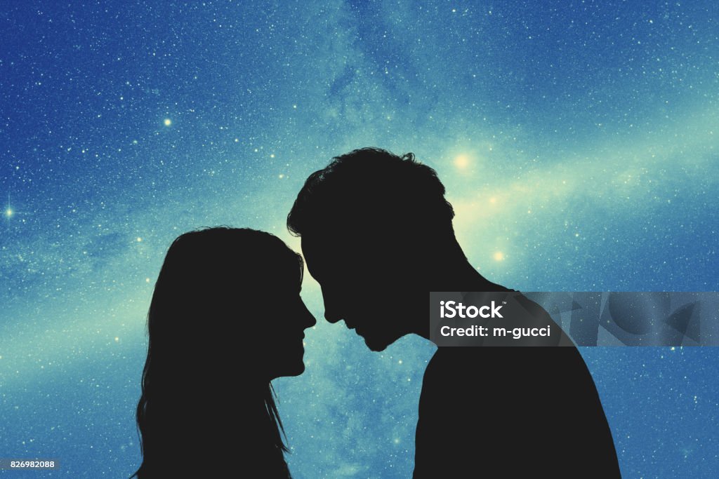 Siluetas de una pareja de jóvenes bajo el cielo estrellado. Mis trabajos de Astronomía. - Foto de stock de Amor - Sentimiento libre de derechos