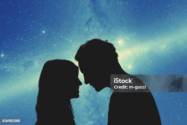 Siluetas De Una Pareja De Jóvenes Bajo El Cielo Estrellado Mis Trabajos De Astronomía Foto de stock y más banco de imágenes de Amor - Sentimiento