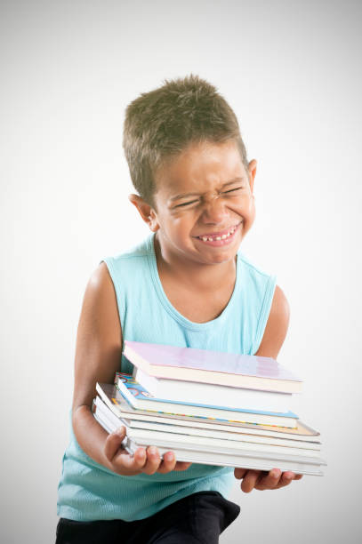 ritratto di un ragazzo in possesso di libri - student effort book carrying foto e immagini stock