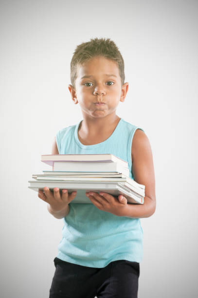 ritratto di un ragazzo in possesso di libri - student effort book carrying foto e immagini stock