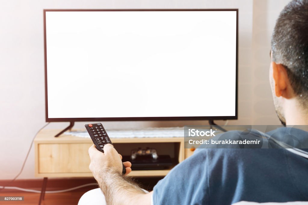 男はソファでテレビを見る - テレビを見るのロイヤリティフリーストックフォト