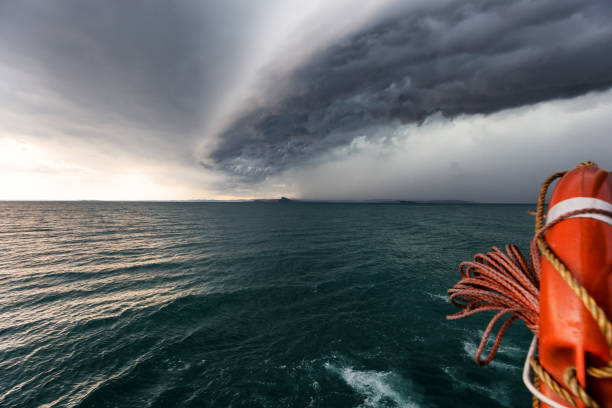 ausführen von schnell aufkommenden sturm mit boot, nähert sich sturm auf see - ship storm passenger ship sea stock-fotos und bilder