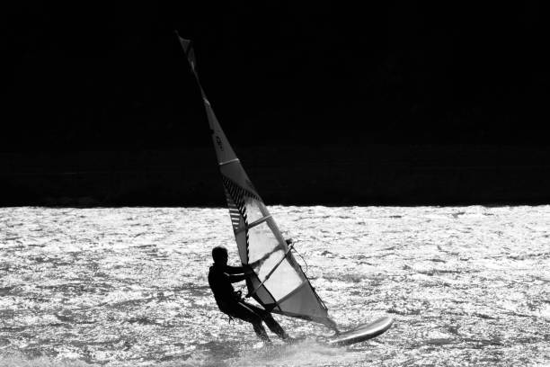 windsurf silvaplana - silvaplanersee fotografías e imágenes de stock