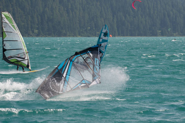 windsurf silvaplana - silvaplanersee fotografías e imágenes de stock