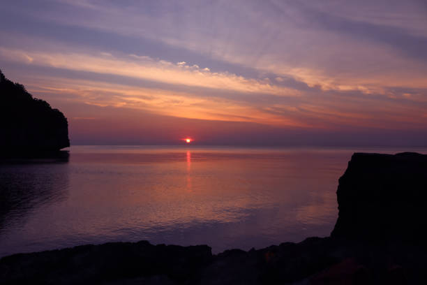 fondo puesta de sol de cielo púrpura silueta - silhouette kissing park sunset fotografías e imágenes de stock