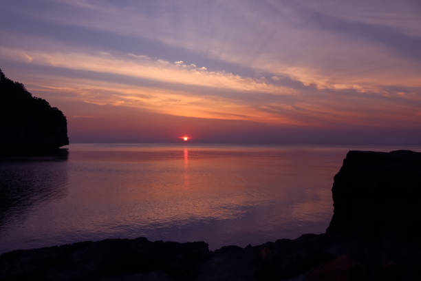 silhouette purple sky sunset background - silhouette kissing park sunset imagens e fotografias de stock