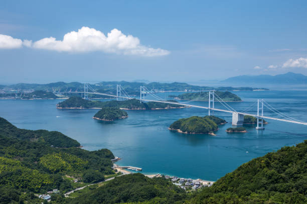 puentes de kurushima en mar interior de seto, japón - shikoku fotografías e imágenes de stock