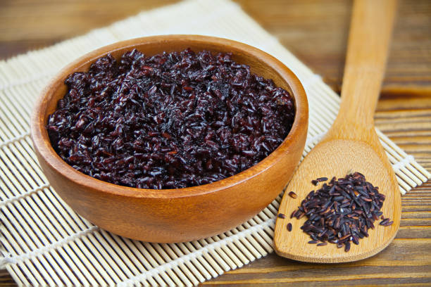 pilaf de arroz negro selvagem na tabela - rice food processed grains bowl - fotografias e filmes do acervo