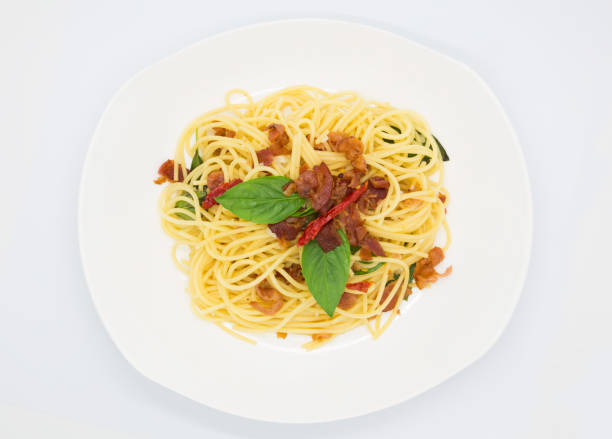 hausgemachte spaghetti-draufsicht - pasta cabonara stock-fotos und bilder