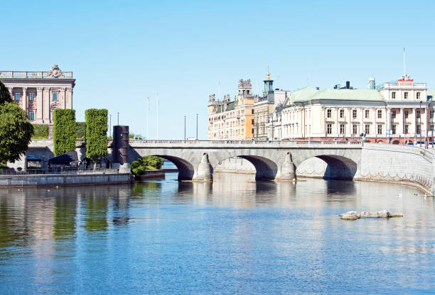 ponte di norrbro, stoccolma, svezia - norrbro foto e immagini stock