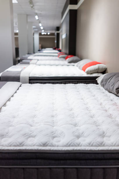 nahaufnahme von vielen matratzen auf dem display im store - bedroom mattress contemporary white stock-fotos und bilder