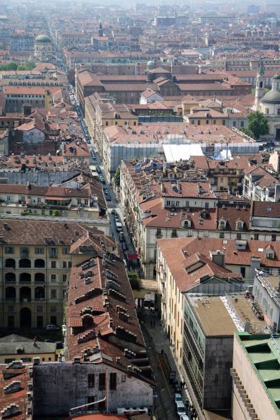 langen, geraden straße in turin-blick von der mole antonelliana, piemont italien - palazzo reale turin stock-fotos und bilder