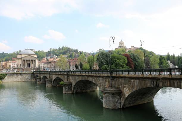 понте витторио эмануэле i над рекой по в турине, пьемонт италия - vittorio emanuele monument riverbank rome italy стоковые фото и изображения