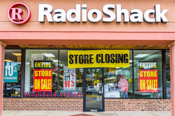radio shack store entrance facade with closing sale sign - credit crunch audio imagens e fotografias de stock