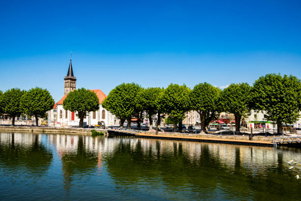 skyline von audincourt am fluss doubs in frankreich - doubs river stock-fotos und bilder